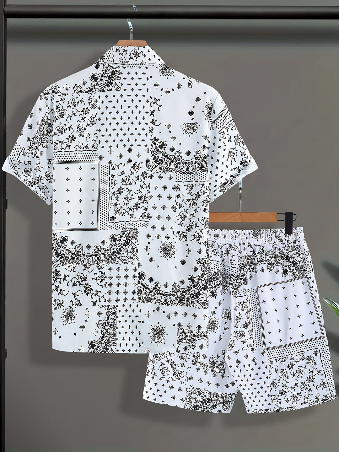 Detailansicht des Bandana-Prints auf Herren Sommer Freizeit Set, Kurzarmhemd & Shorts, stilvolle Herrenbekleidung.