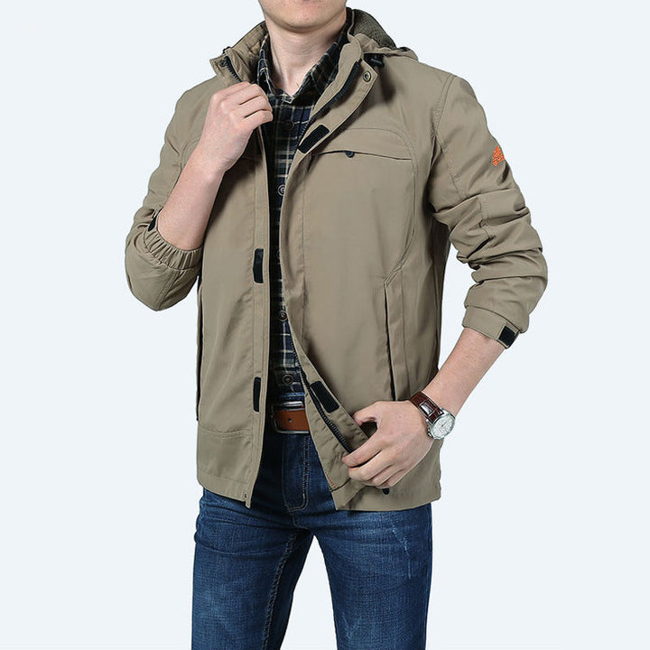 Moderne Herren-Reisejacke, schnelltrocknend und platzsparend, ideal für unterwegs und Sport.