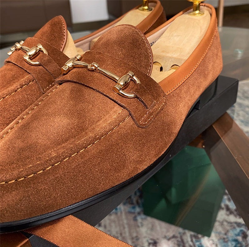 Klassische Herren Business-Loafer in Schwarz mit glänzendem Horsebit-Akzent. Elegante Slip-On Schuhe für Herren.