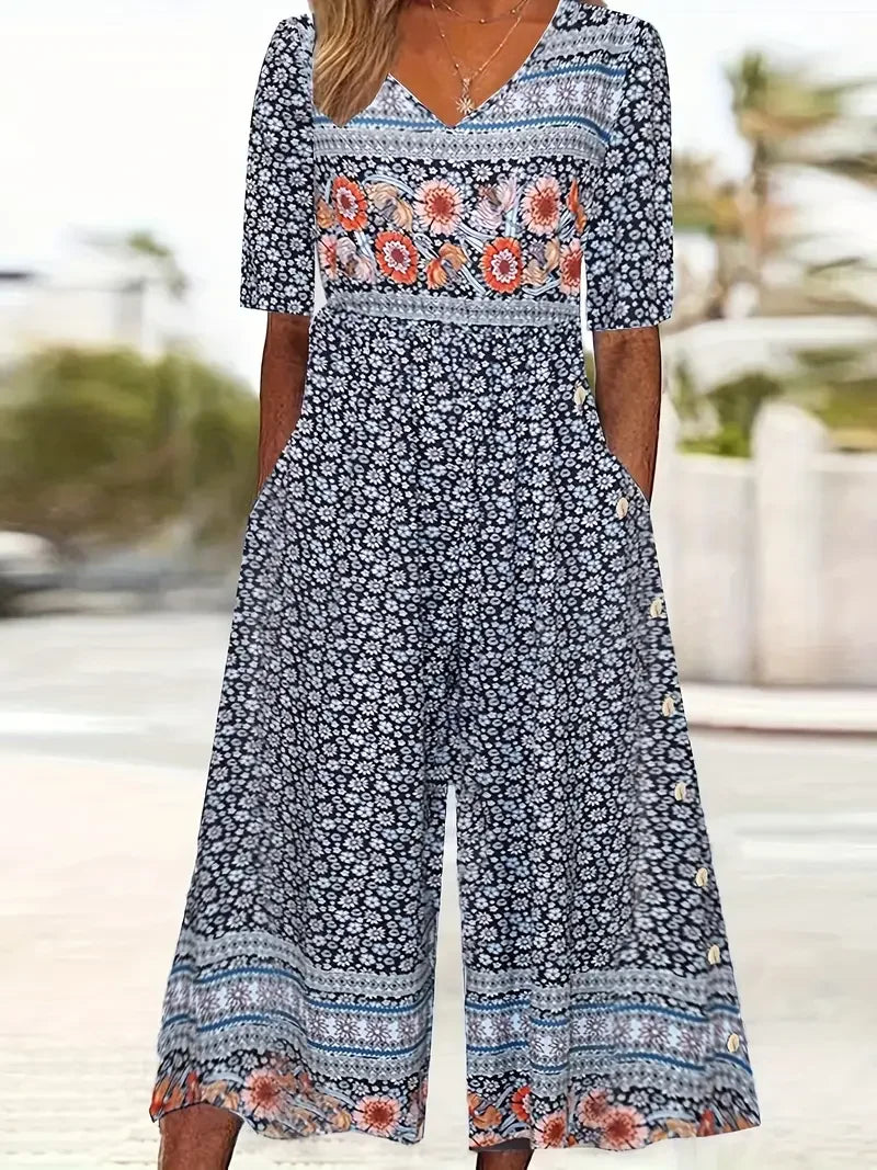 Damen Floral Jumpsuit für den Sommer mit V-Ausschnitt und weitem Bein. Perfekt als Freizeitmode oder Urlaubslook.