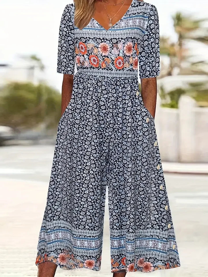 Damen Floral Jumpsuit für den Sommer mit V-Ausschnitt und weitem Bein. Perfekt als Freizeitmode oder Urlaubslook.