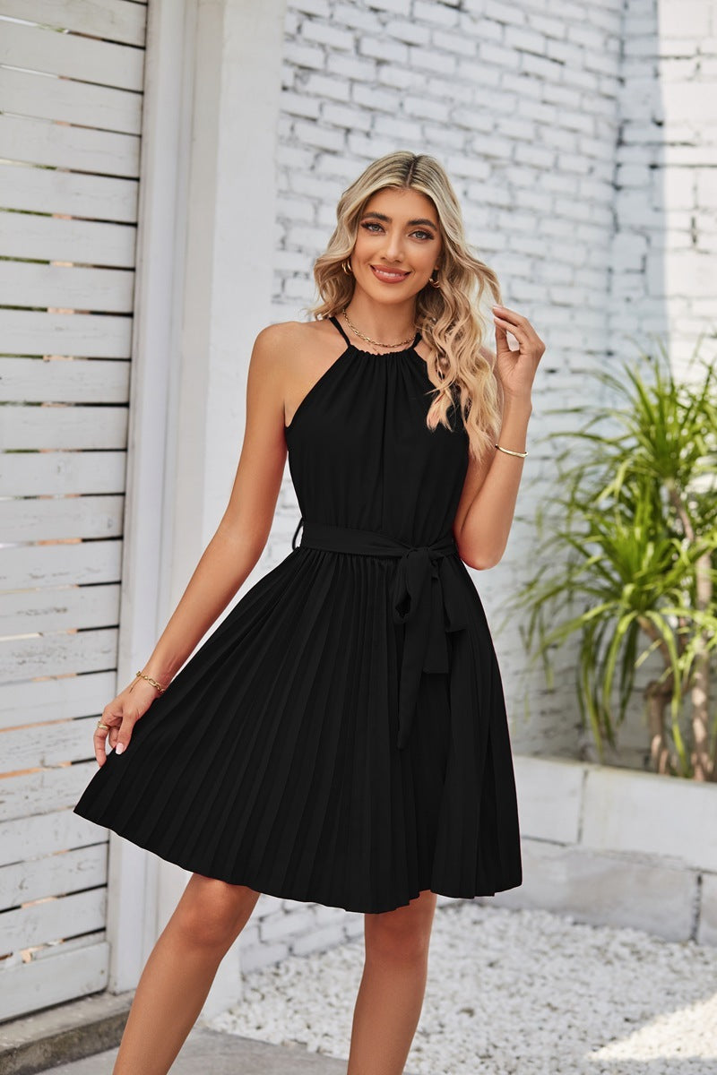 Elegantes trägerloses Plisseekleid für Damen mit stilvollem Taillengürtel; perfekt für festliche Anlässe und Parties.