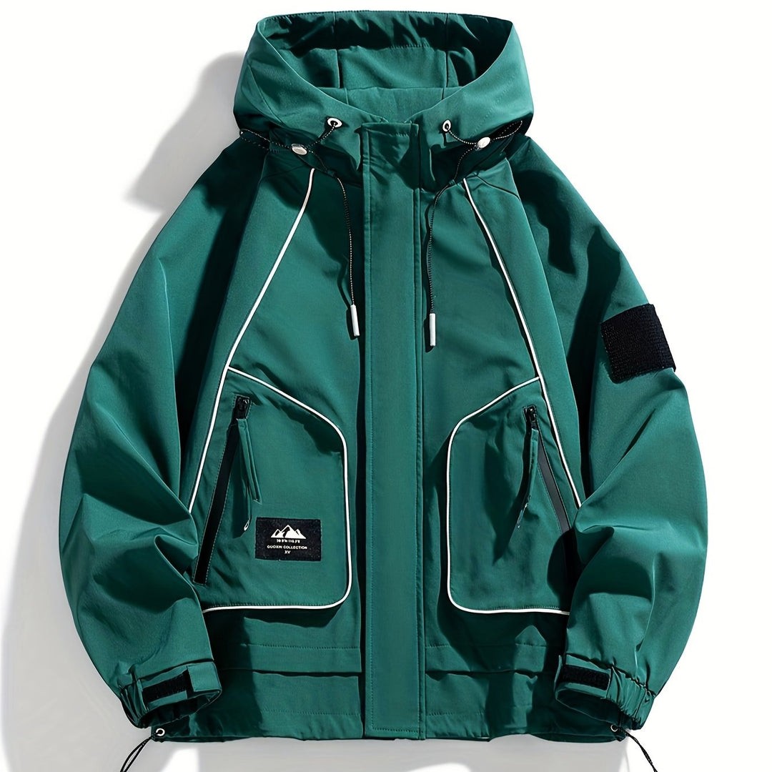 Entspannte Person trägt grüne Unisex Kapuzenjacke. Bequeme Freizeitjacke für Herren & Damen, ideal für Herbst & Winter.