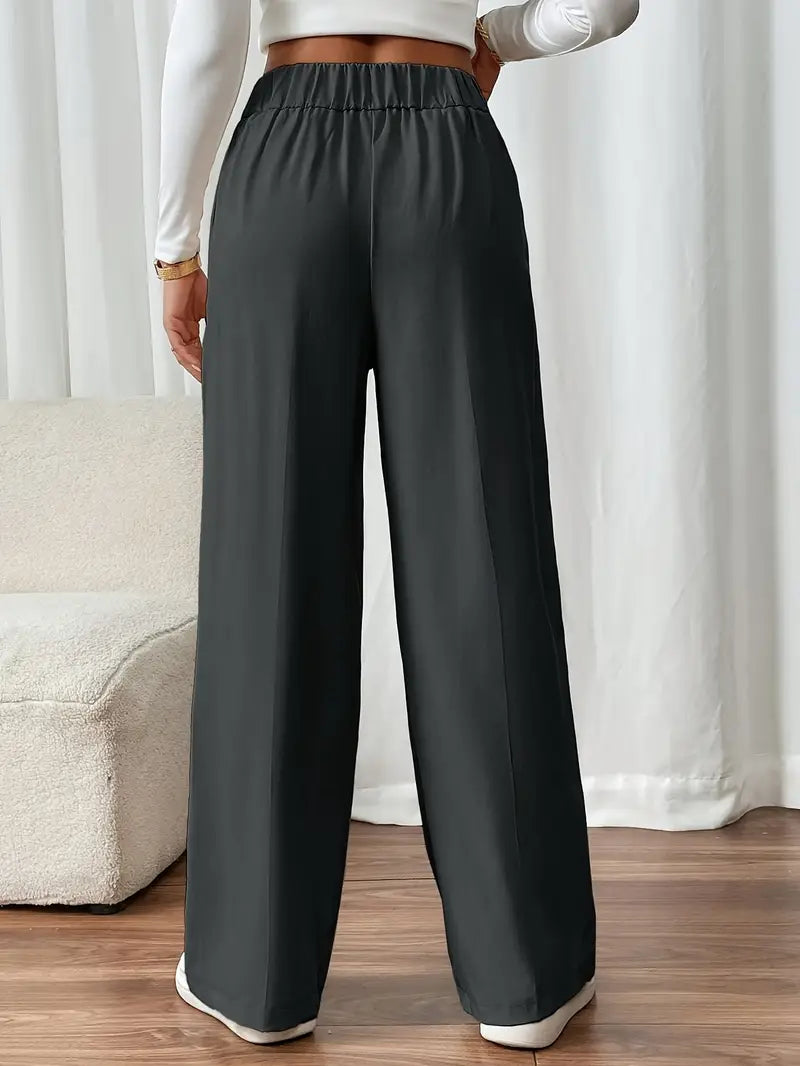 Feminine Damenhose, weites Bein, elastischer Bund. Schmeichelhafte Passform mit praktischen Seitentaschen.