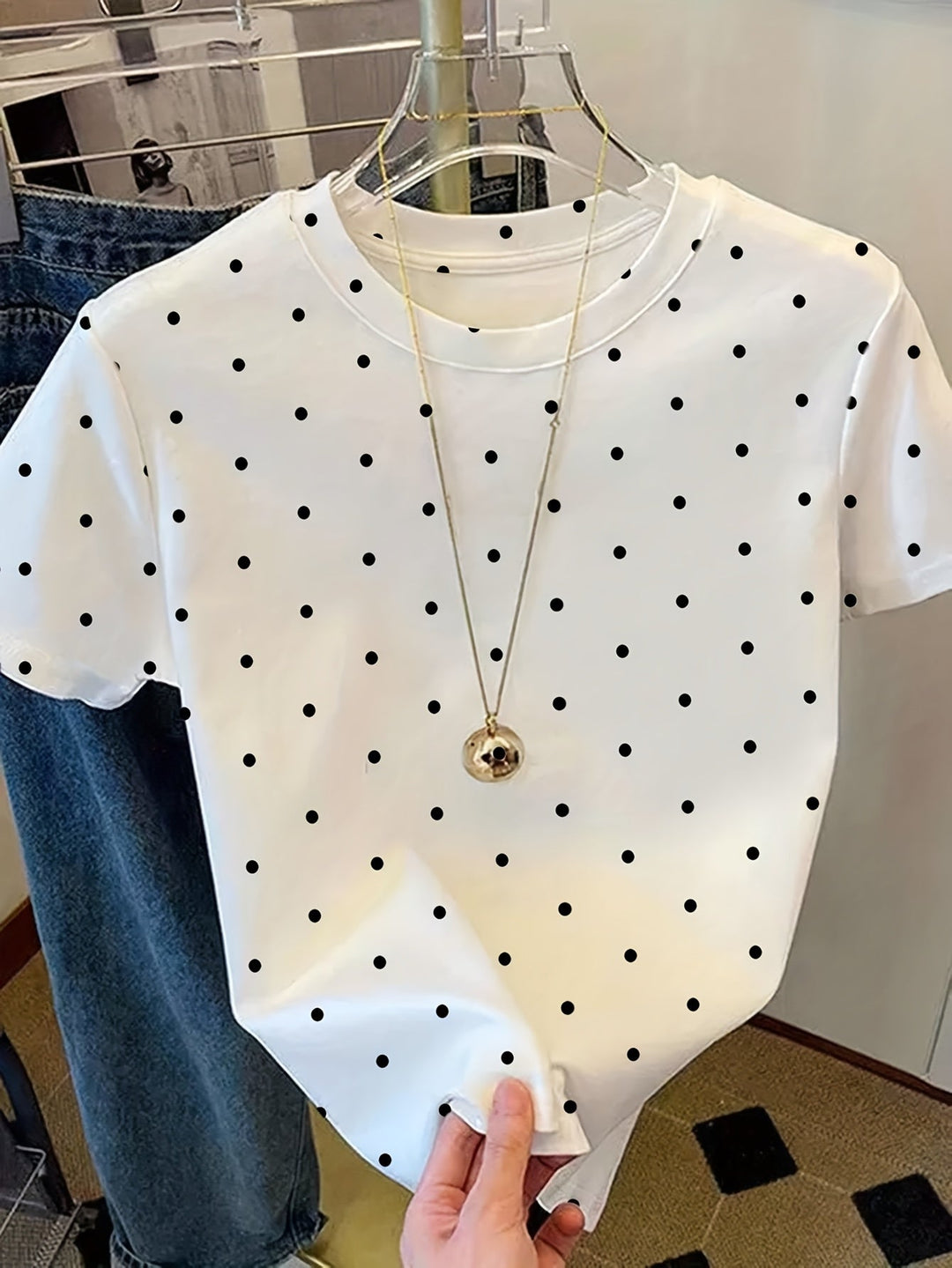 Schickes Damen Polkadot T-Shirt mit Punkten, vielseitig kombinierbar für jeden Anlass.