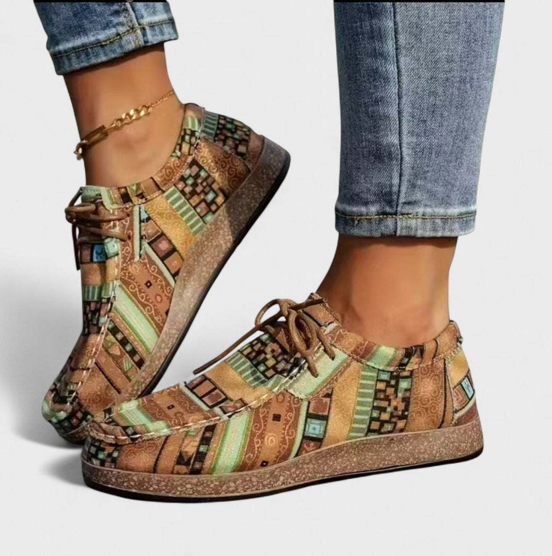 Stylischer Damen-Komfortschuh aus atmungsaktivem Mesh-Material, mit extra breiter, rutschfester Sohle.