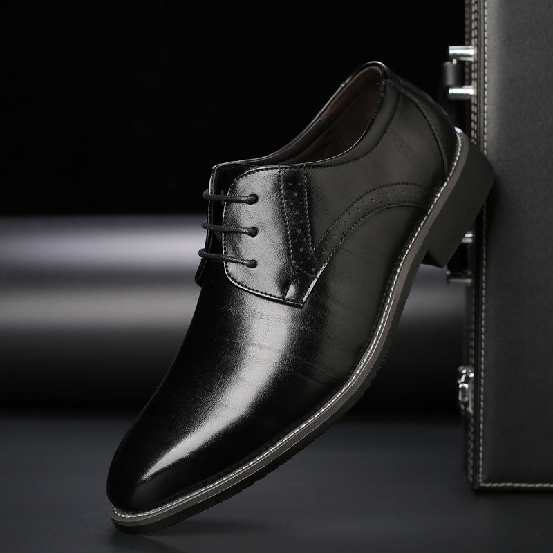Klassische Herren Schnürschuhe mit eleganten Brogue-Details, ideal für Business und besondere Anlässe.