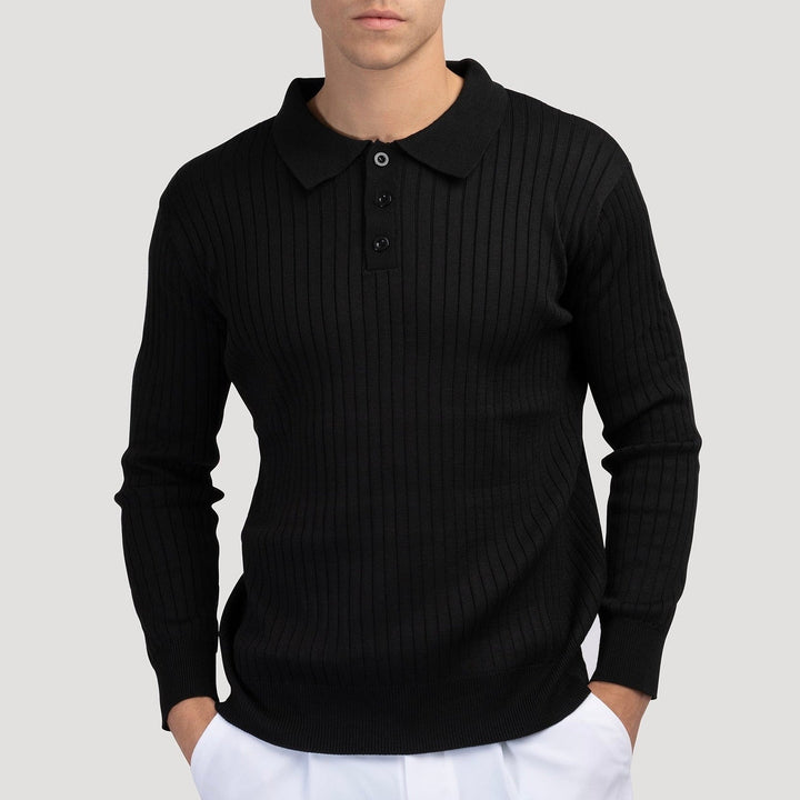 Nahaufnahme der eleganten Knopfleiste am Kragen des Herren-Langarm-Poloshirts mit feiner Rippstruktur.