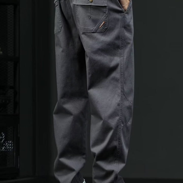 Einfarbige Herrenhose im lockeren Schnitt, mit geradem Bein & mittelhohem Bund, komfortabel für Streetwear-Looks.