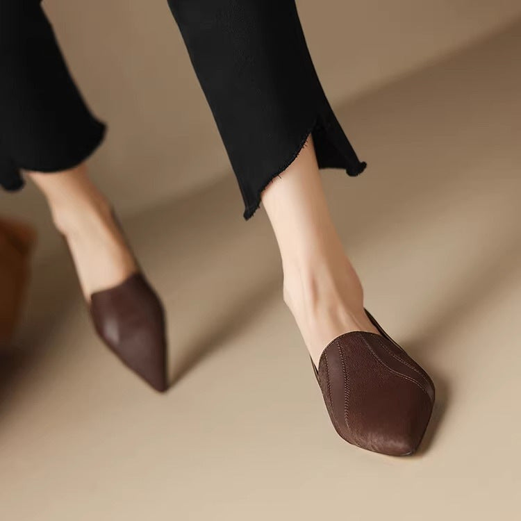 Leichte Damen-Slipper mit spitzer Zehe, bequeme Sommerschuhe für stilvolle und entspannte Tage.