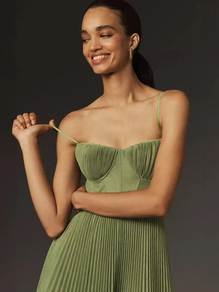 Schickes A-Linie Midi-Kleid für Damen mit plissiertem Rock und modernem Bustier-Design, ideal als Cocktailkleid.