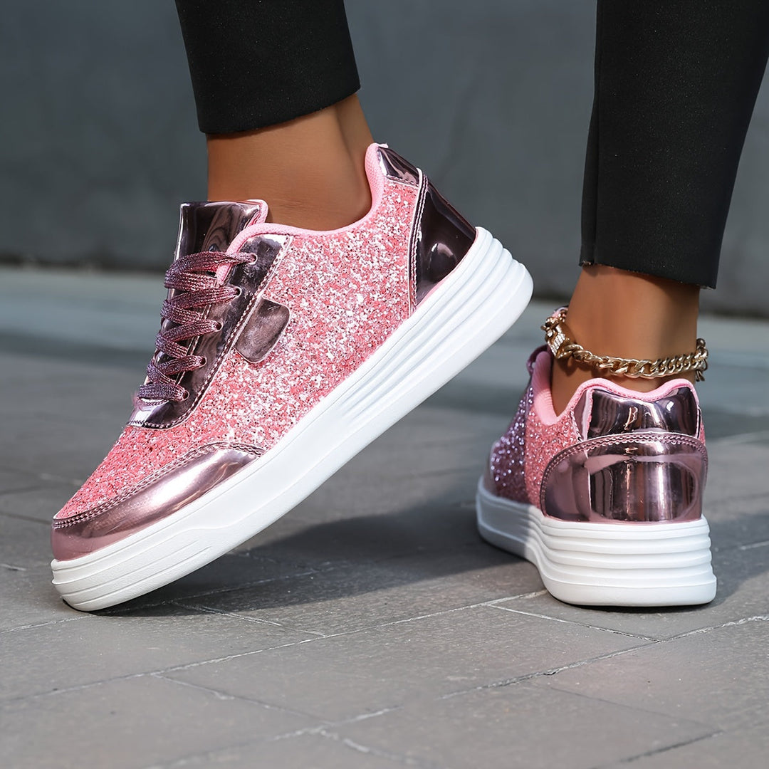 Ein Paar Damen Glitzer Plateau Sneaker, bequem und stylisch für jede Party. Funkelnde Modeschuhe.