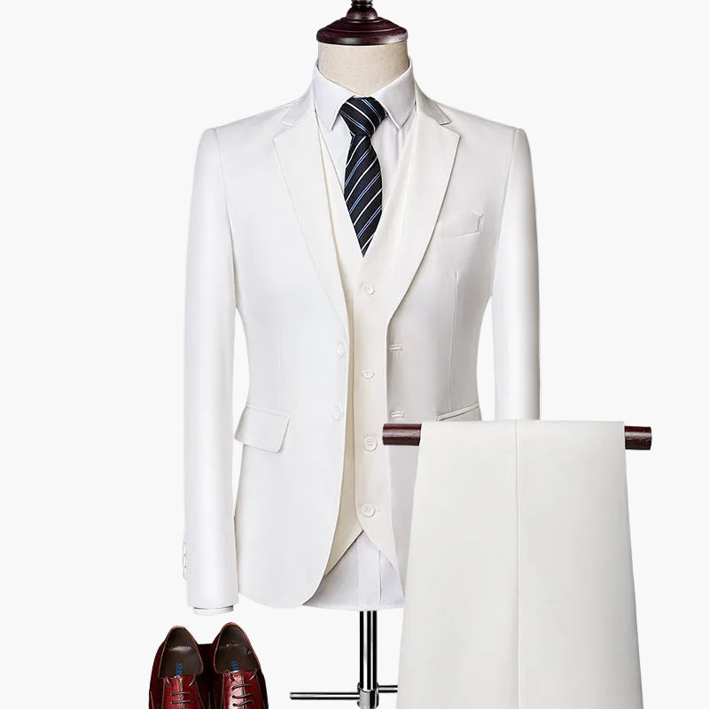 Schicker Herren Business Anzug 3-teilig Slim Fit, präsentiert an einem männlichen Model.
