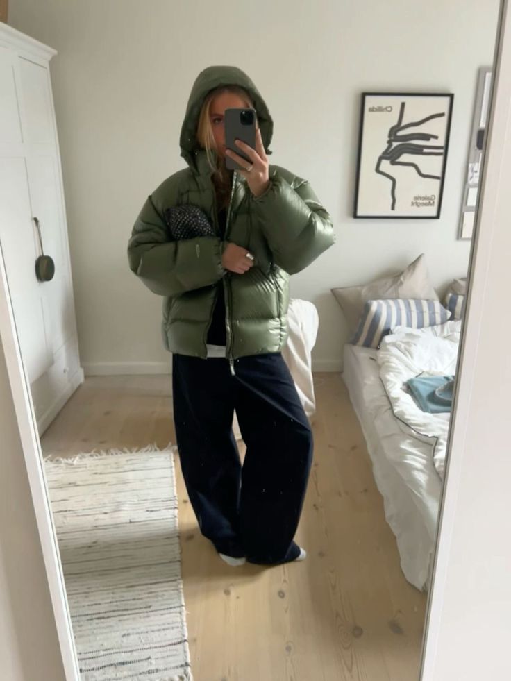 Mann trägt sportliche Outdoor-Steppjacke mit Kapuze, bietet Kälteschutz an kalten Tagen.