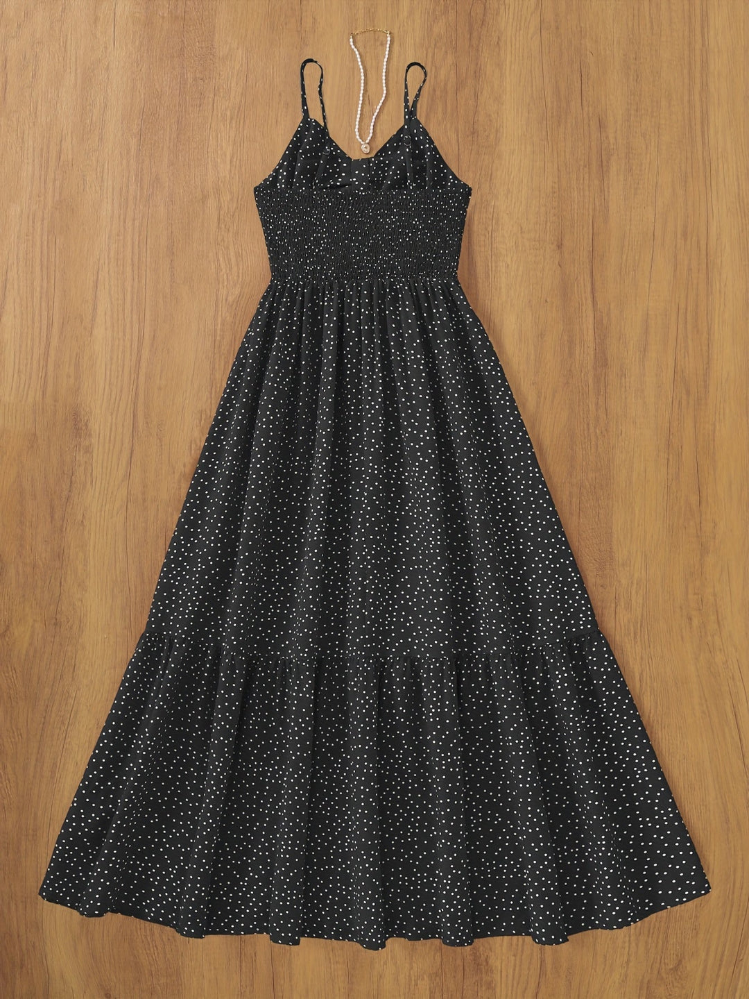 Schwarzes Festkleid mit roten Punkten, Herz-Ausschnitt und zarten Volants, langer Schnitt.