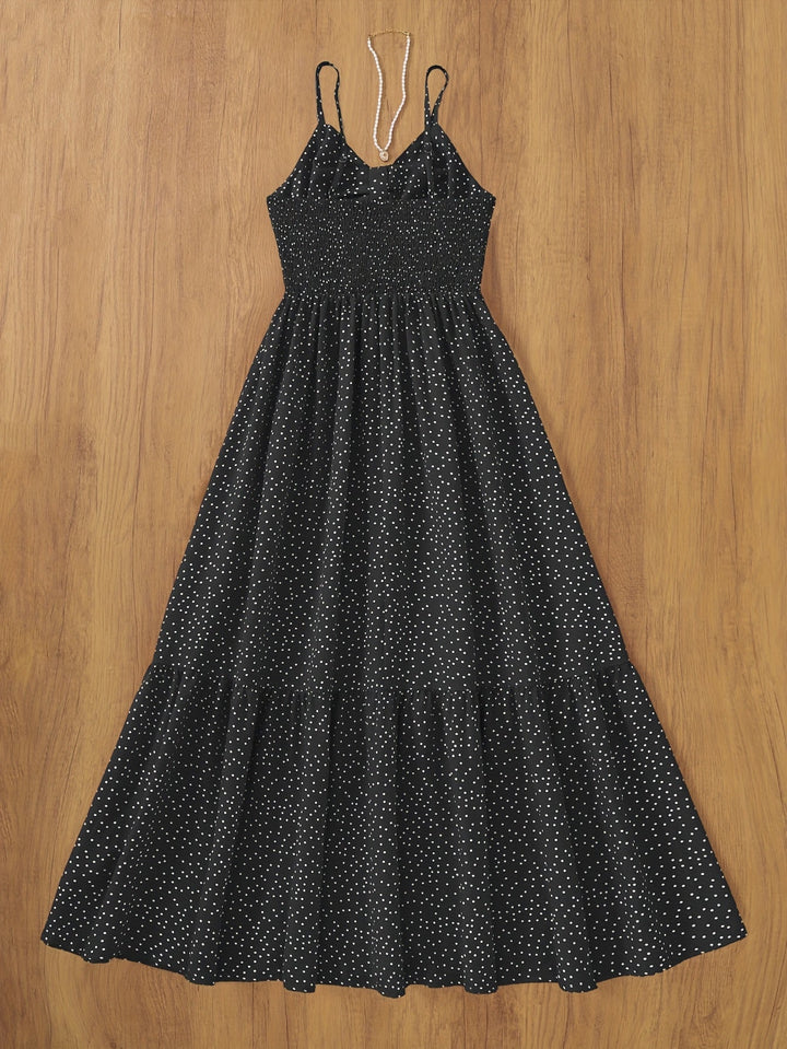 Schwarzes Festkleid mit roten Punkten, Herz-Ausschnitt und zarten Volants, langer Schnitt.