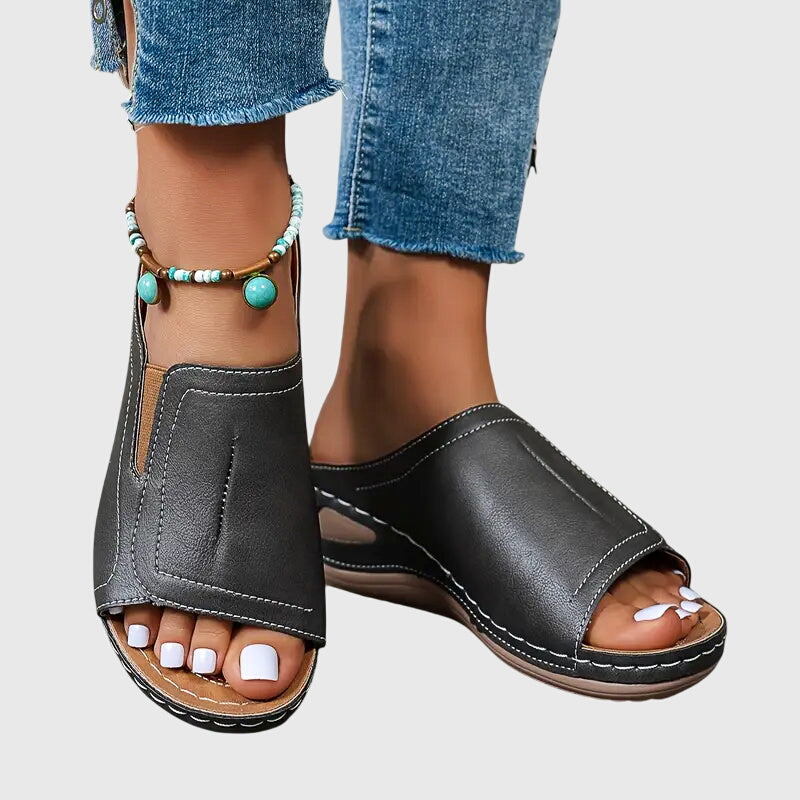 Leichte offene Damen Flache Sandalen Aretha, ideal für warme Tage und bequemen Schritt.
