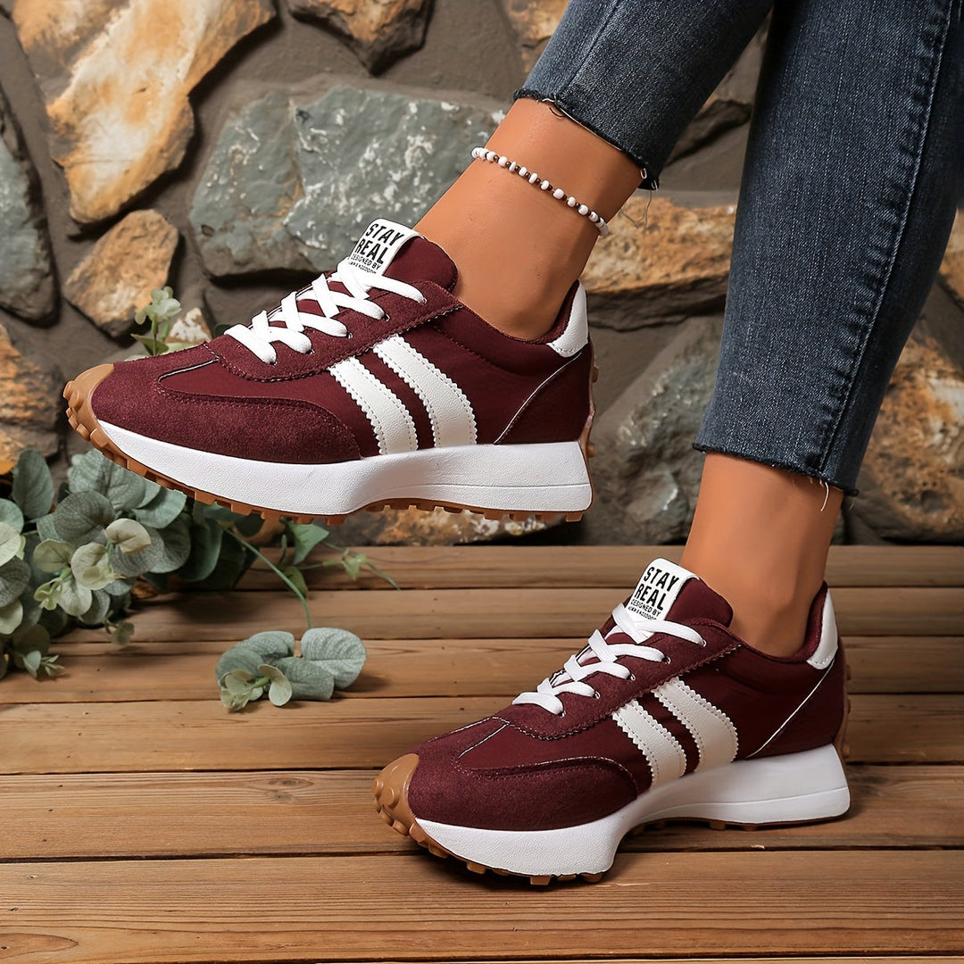Damen Retro-Sneaker: stilvolle Low-Top Schuhe mit Streifen, perfekt für urbane Outfits.