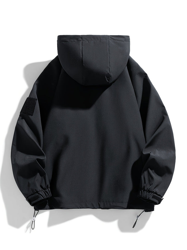Model trägt burgunderrote Unisex Kapuzenjacke im Freien. Warme, robuste Herbst- & Winterjacke für Freizeit & Outdoor.