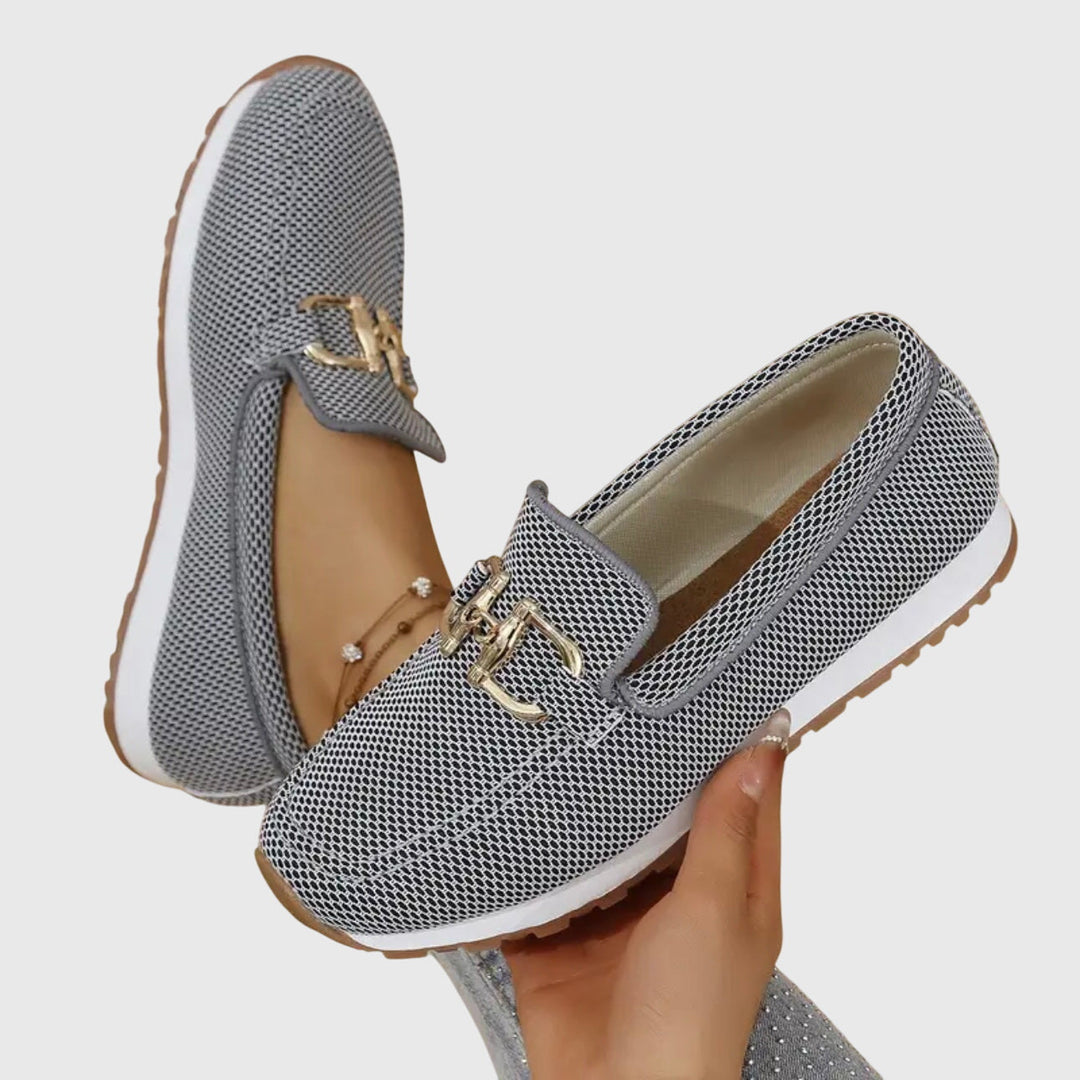 Dame geht in bequemen orthopädischen Damen Loafer Sneakers. Leichte Komfortschuhe für den Frühling.