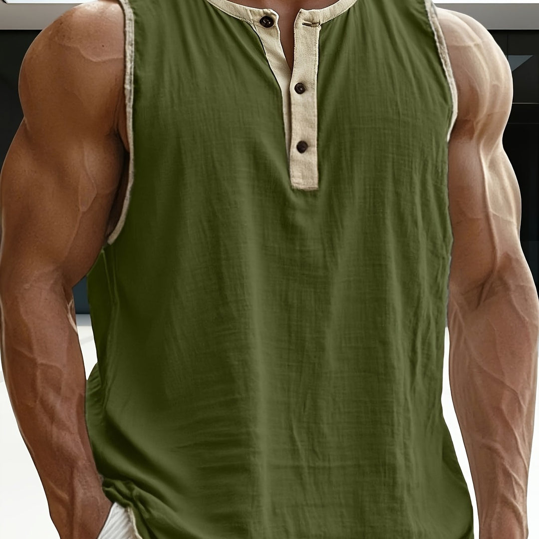 Nahaufnahme des Stoffes vom ärmellosen Herren Henley-Shirt, weich und hautfreundlich.