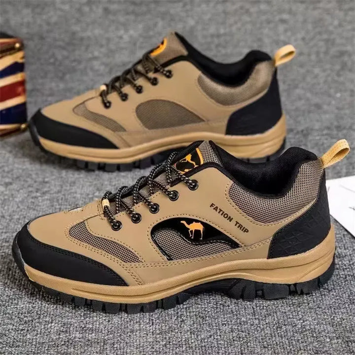 Detaillierter Blick auf robuste braune orthopädische Herren-Gehschuhe mit Traktionssohle.