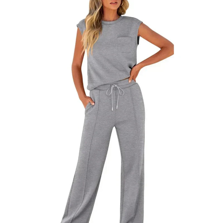 Model trägt bequemes ärmelloses Damen Zweiteiler Set, elegant & locker, ideales Sommer-Outfit für Freizeit.