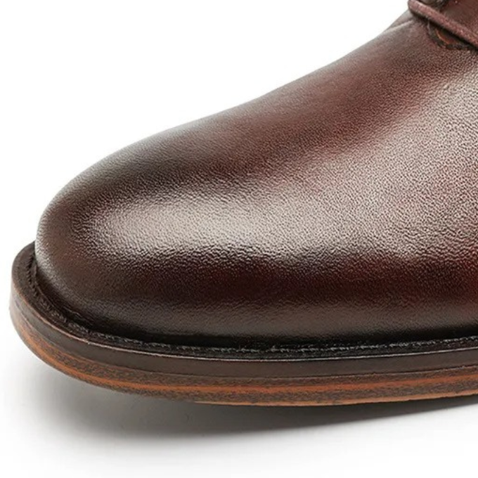Draufsicht auf elegante schwarze Herrenstiefel, bequem und vielseitig, mit stilvoller Form für Business.