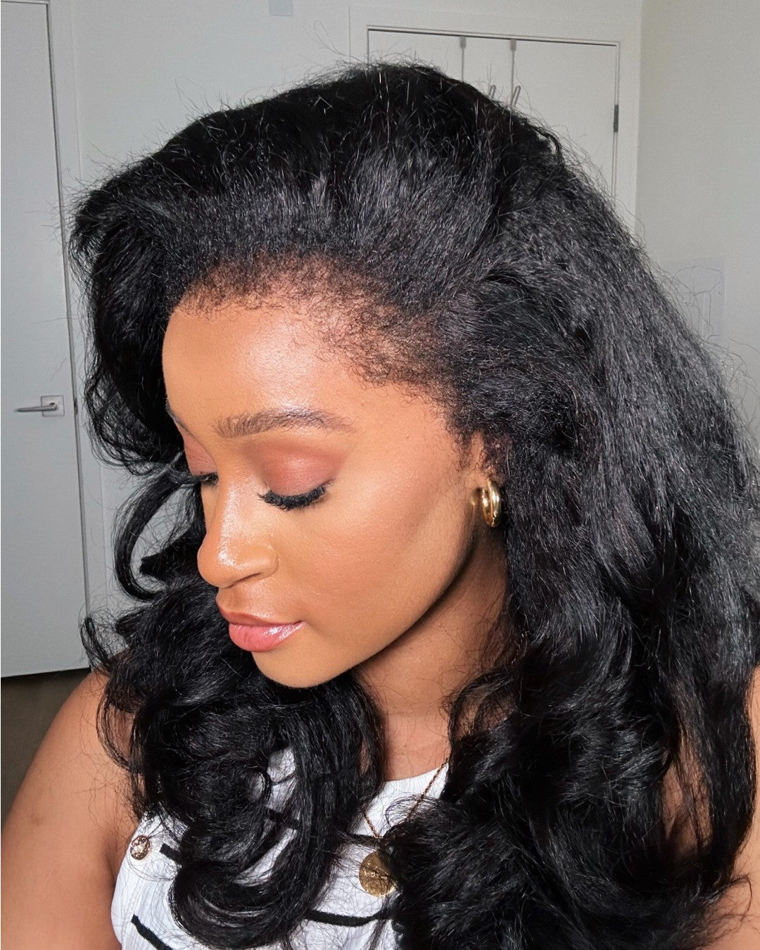 Natürliche schwarze Body Wave Frontal Perücke für Damen, HD Lace und definierte Locken.