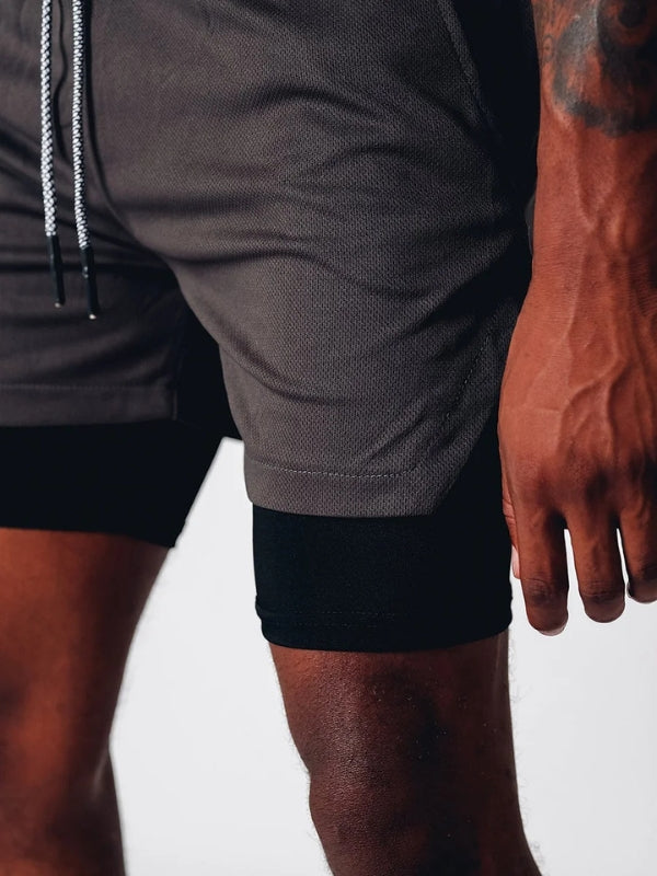Felix 2-in-1 Sportshorts für Herren am Modell. Stylisch & funktional für Sommer-Training & Freizeit.
