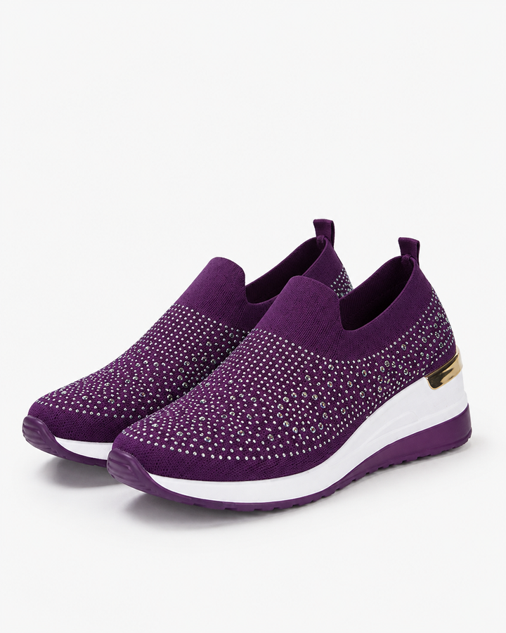 Nahaufnahme der glitzernden Strass-Details auf den Damen Casual Sneakern. Stylische Freizeitschuhe.