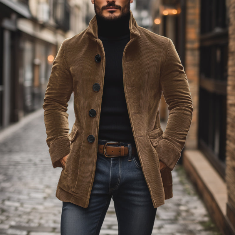 Mann trägt elegante Herren Herbstjacke mit Stehkragen und Knopfverschluss, ideal für den Stadtbummel.