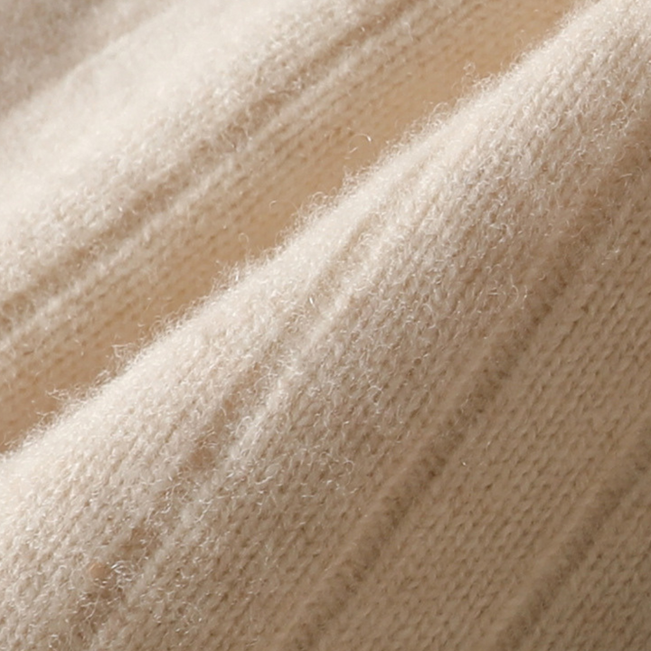 Gefaltete Herren Strickjacke mit Reißverschluss, ordentlich präsentiert, für Casual & Freizeit.