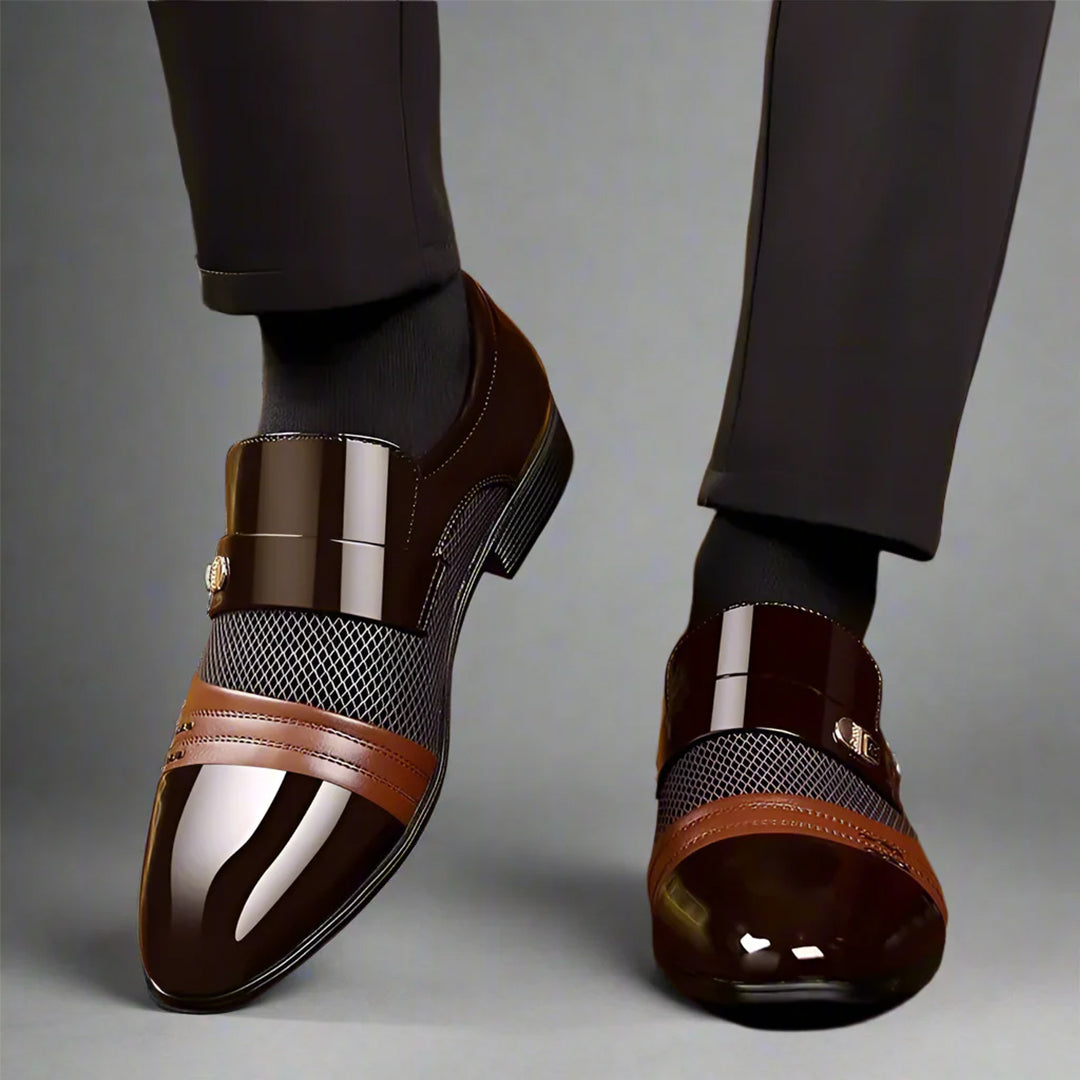 Bequeme braune Herren Loafer mit markanten Schnallenriemen; stilvolle Slipper für Herren.