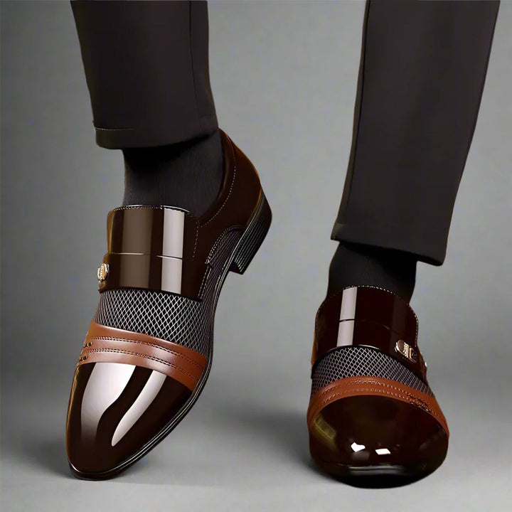 Bequeme braune Herren Loafer mit markanten Schnallenriemen; stilvolle Slipper für Herren.