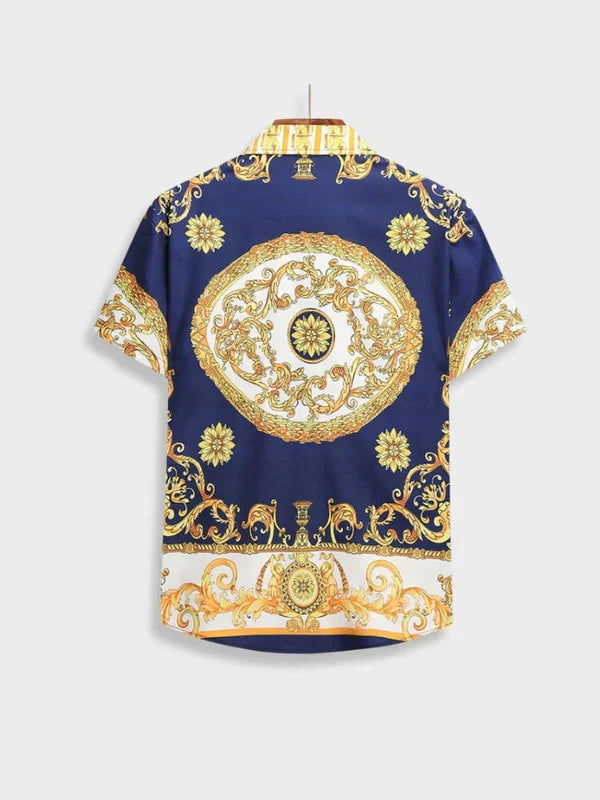 Himmelblauer Herren Sommeranzug mit Barockmuster. Leichtes Kurzarmhemd & Shorts für heiße Sommertage.
