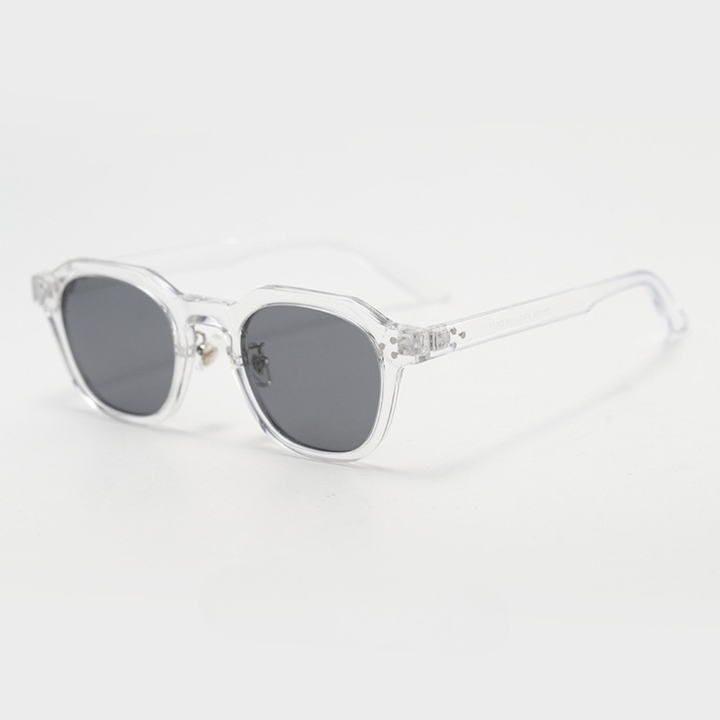 Accessoire für Sommergefühl: Quadratische Sonnenbrille, unisex, mit markanten Niet-Akzenten.