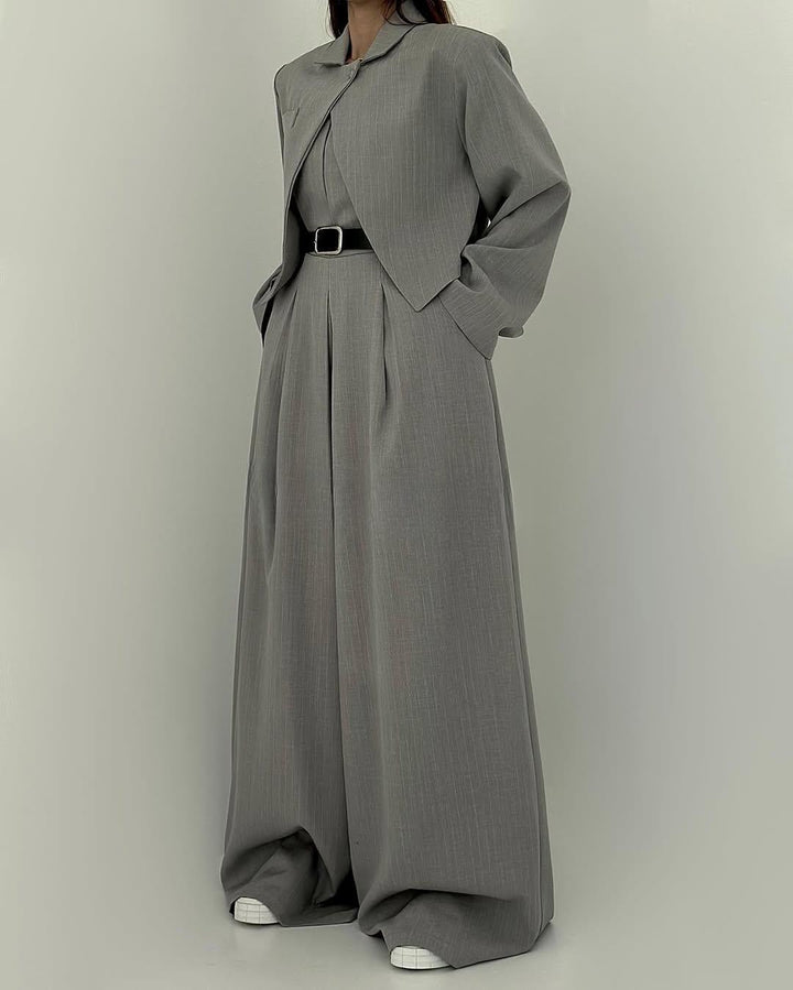 Damen Mode: Dreiteiliger eleganter Anzug mit Jumpsuit, Hose (weites Bein) & stylischer kurzer Jacke. Reise-Outfit.