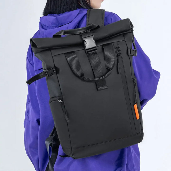 Eleganter schwarzer Roll-up Rucksack, wasserabweisend und robust, ein perfekter Begleiter für jeden Tag.