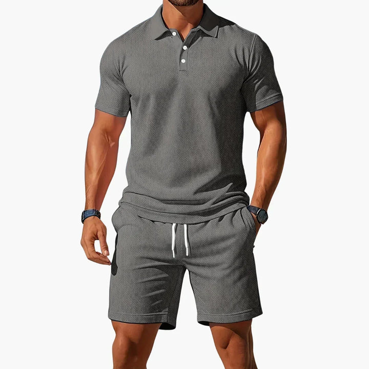 Passende bequeme Herren Hose zum Polo Set; atmungsaktiver Stoff für sommerliche Freizeitaktivitäten.
