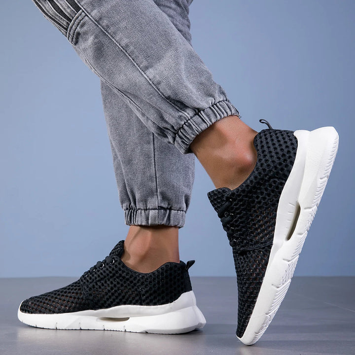 Paar sportliche Herren Schnürschuhe, atmungsaktiv. Komfortable Begleiter für Freizeit & Alltag.