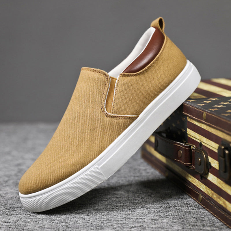 Lennard Slip-On Herren-Sneaker aus Canvas. Robuste Sohle & bequemes Fußbett für Alltag.