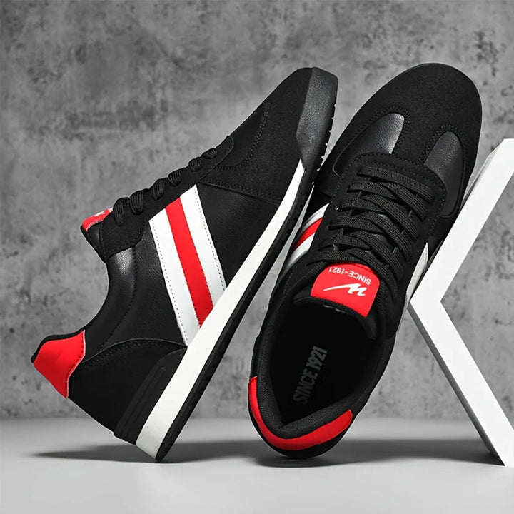 Herrenschuh für jeden Tag: Gepolsterter Sneaker mit Streifen. Bietet Komfort und sportliche Eleganz.