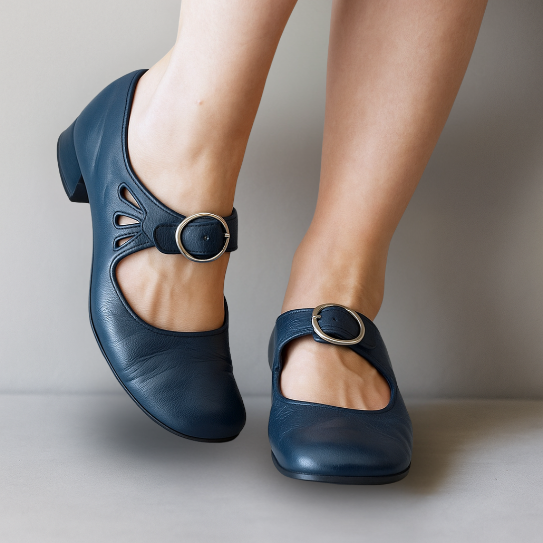 Stilvolle Damen Riemensandalen, flach und verstellbar. Komfortable Sommersandalen mit ergonomischem Fußbett für Frauen.