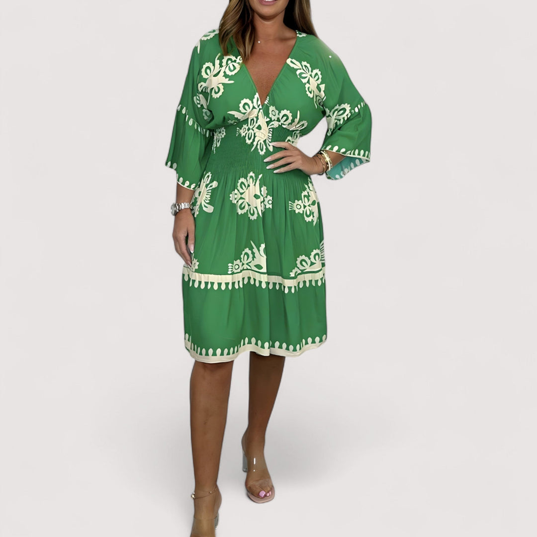 Modisches Damenkleid im Boho-Stil mit Stickerei, fließend & elegant für entspannte Sommertage.