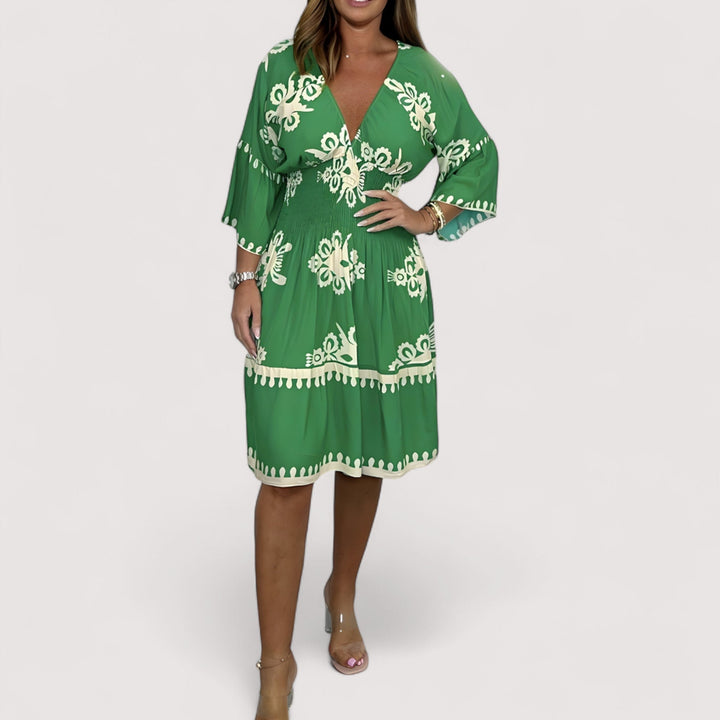 Modisches Damenkleid im Boho-Stil mit Stickerei, fließend & elegant für entspannte Sommertage.