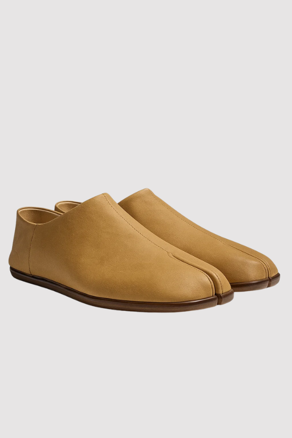 Ein Paar stilvolle Herren Tabi Slipper, Vorderansicht, verkörpern modernen Stil & Komfort.