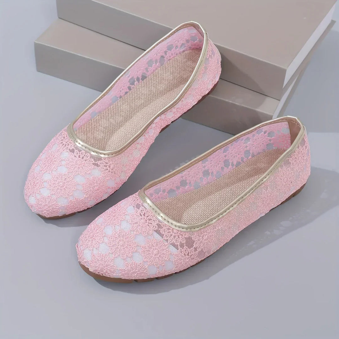 Trendige Damen Ballerinas mit Blumenprint als Mode-Statement. Flache, elegante Schuhe für jeden Anlass.