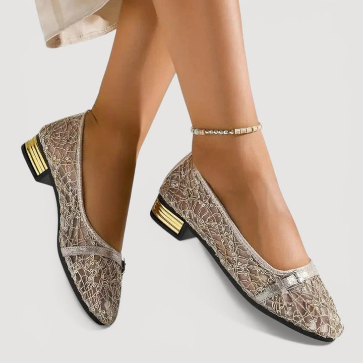 Glänzende goldene Pumps für Damen mit niedrigem Absatz. Ergonomisch und bequem für lange Tage.