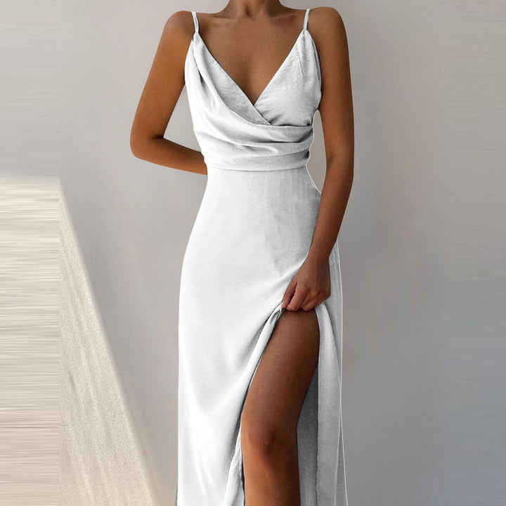Zeitloses Abendkleid für Damen, Wickelkleid-Stil, mit hohem Schlitz für mehr Bewegungsfreiheit.